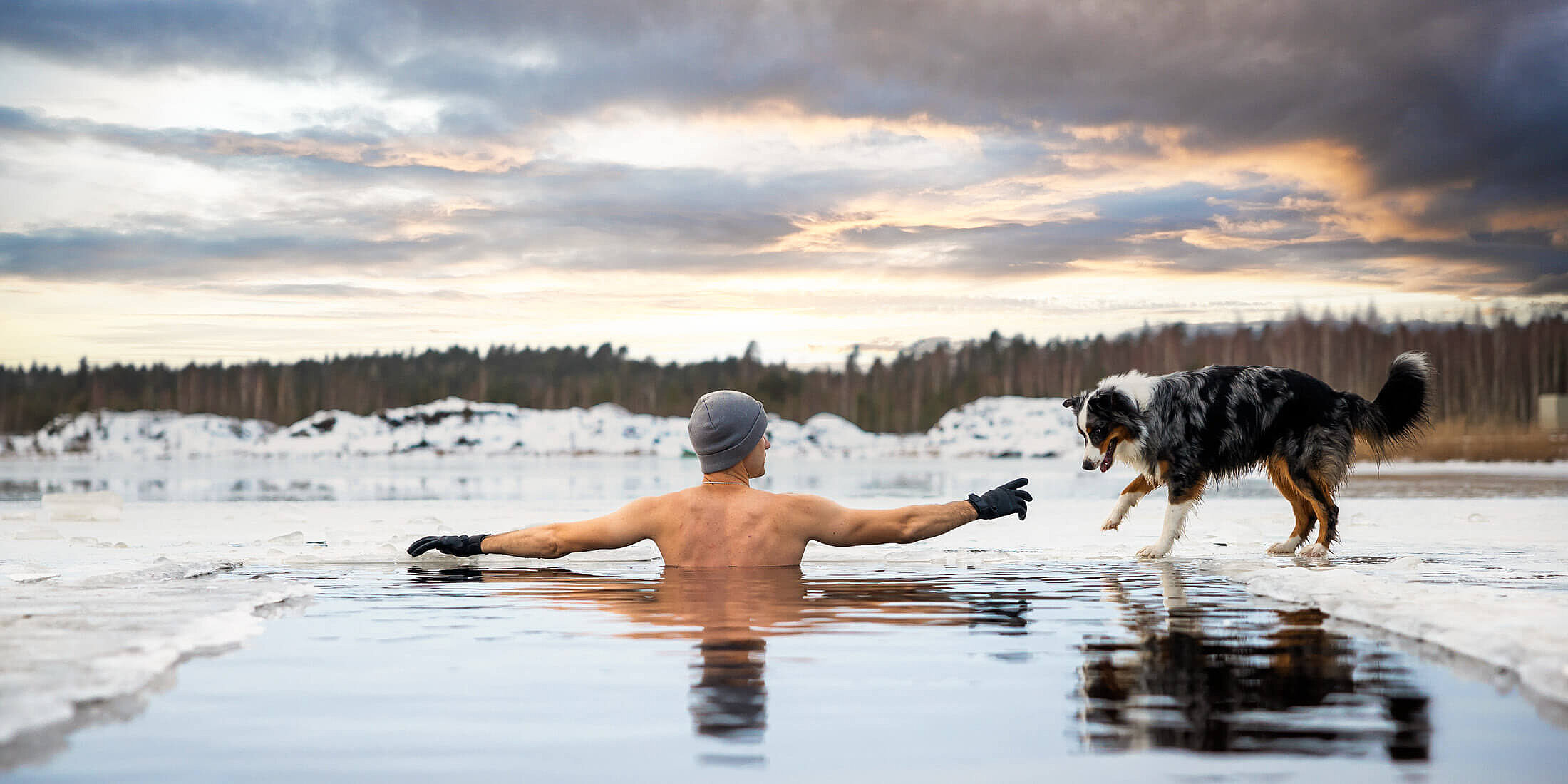 Ein Mensch beim Eisbaden