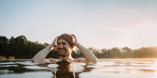 Ein Mensch beim Baden