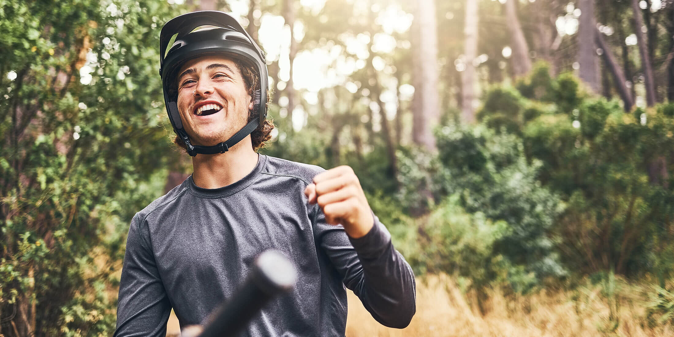 Ein Mann mit Fahradhelm lacht